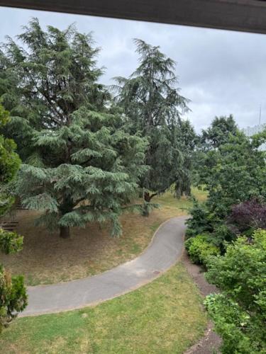 une route sinueuse dans un parc arboré dans l'établissement appartement entier 4 chambres, à Saint-Herblain