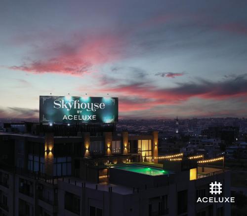 Πισίνα στο ή κοντά στο SkyHouse by Ace Luxe