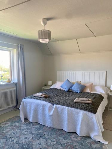 Ένα ή περισσότερα κρεβάτια σε δωμάτιο στο Cosy Home with River Views, Sauna & Gym