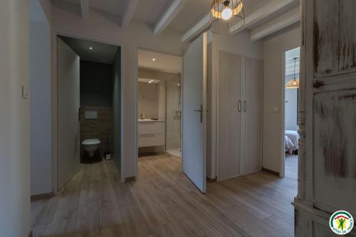 an empty hallway with a bathroom and a bedroom at Gîte la selve d'autan in Caraman