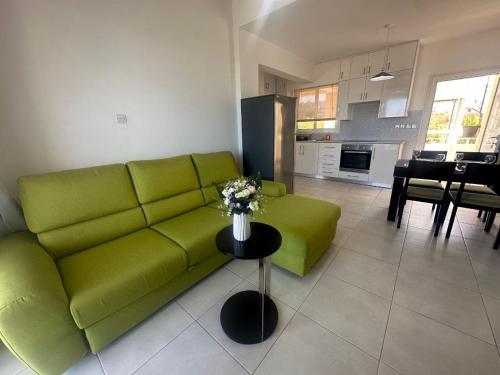 Beach Breeze Bliss - A Radiant Coastal Apartment