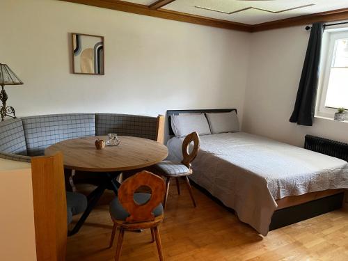 エルフェンドルフにあるFerienwohnung Feliceのベッドルーム1室(ベッド1台、テーブル、テーブル、椅子付)