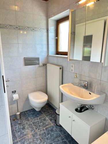 Ένα μπάνιο στο Ferienwohnung griabighoch2 - Dahoam auf Zeit