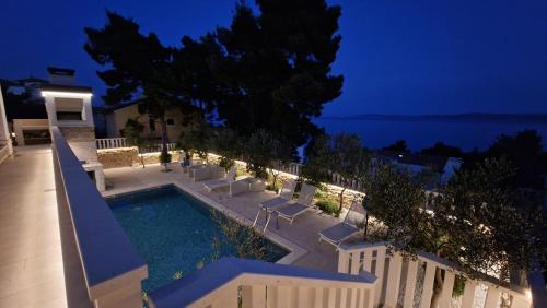 Bazén v ubytovaní Luxury Beachfront Villa Carlisa alebo v jeho blízkosti