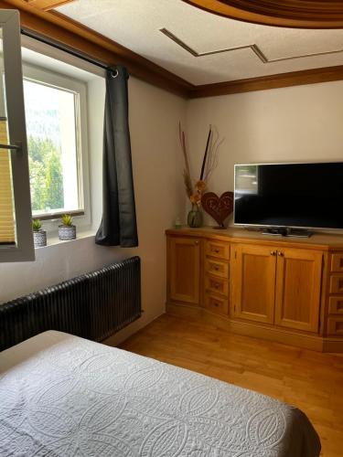 エルフェンドルフにあるFerienwohnung Feliceのベッドと薄型テレビのある寝室