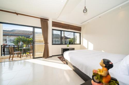 ein Schlafzimmer mit großem Bett und Balkon in der Unterkunft Laguna Townhouse with private pool, Bang Tao Beach in Laguna Phuket