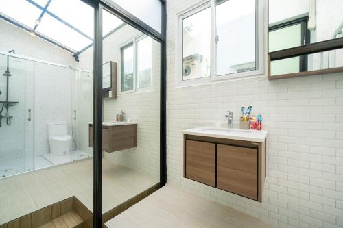 ein Badezimmer mit Waschbecken, Dusche und Toilette in der Unterkunft Laguna Townhouse with private pool, Bang Tao Beach in Laguna Phuket