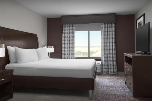 a hotel room with a bed and a window at Hilton Garden Inn Gallup in Gallup
