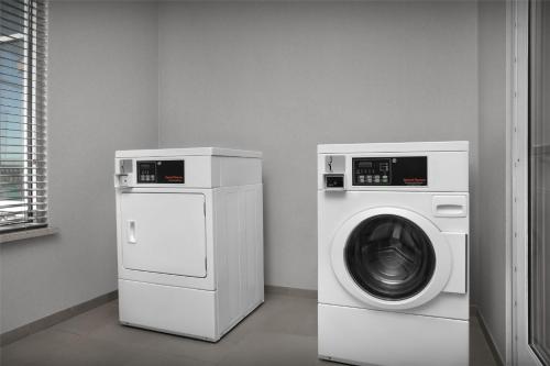 a washing machine and a dryer in a room at Hilton Garden Inn Gallup in Gallup