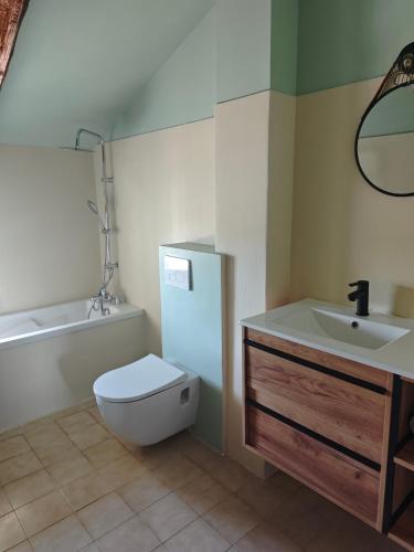 une salle de bain avec des toilettes blanches et un lavabo dans l'établissement Authentic farm stay, à Pouillon