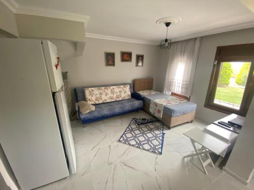 Posezení v ubytování Suitable Family Home with Garden