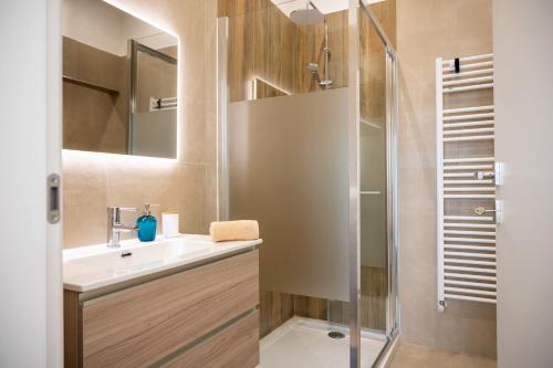 un bagno con lavandino e doccia di Casa Lauretta a Viareggio