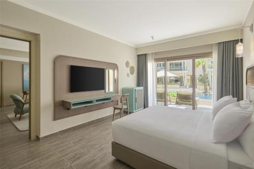 Телевизор и/или развлекательный центр в Doubletree By Hilton Mangroovy El Gouna Resort