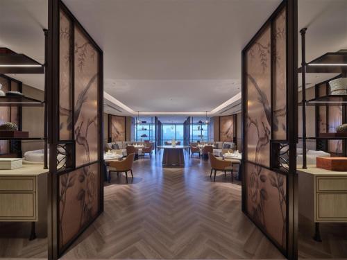 a rendering of a room with tables and chairs at Hilton Jiashan in Jiaxing
