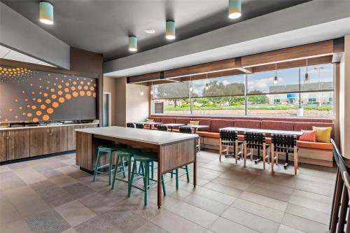 a dining room with a table and some chairs at Tru By Hilton Kansas City Airport in Kansas City