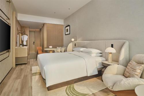 Doubletree By Hilton Shenzhen Bayにあるベッド