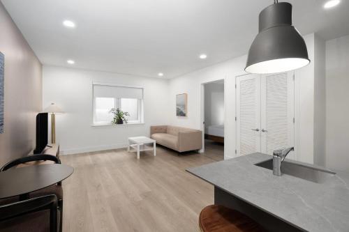Postel nebo postele na pokoji v ubytování Reside NoMa, a Wyndham Residence