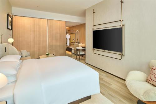 Doubletree By Hilton Shenzhen Bayにあるベッド