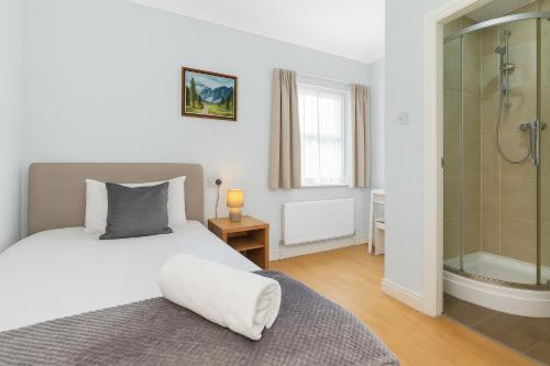 Postel nebo postele na pokoji v ubytování Shelford Lodge