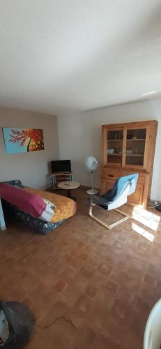 une chambre avec un lit, un bureau et une table dans l'établissement P2 35m2 LeGrau du Roi, au Grau-du-Roi