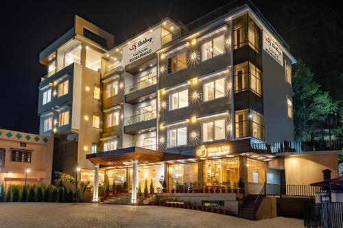 RudraprayāgにあるSterling Kastoori Rudraprayagの夜にライトが点灯する大きな建物