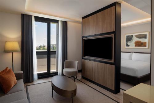 Телевизор и/или развлекательный центр в Altunizade Suites Istanbul, Curio Collection By Hilton