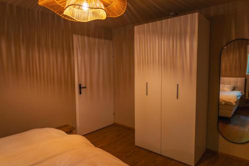 a bedroom with a bed and a mirror at Vakantiehuis De Meierij in Schijndel