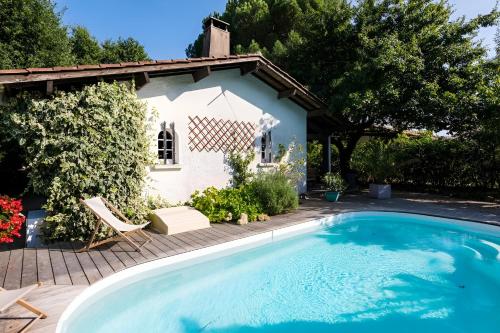 Maison familiale avec piscine au Cap Ferret Gîte chaleureux 5 chambres idéal pour familles avec enfants Proche plages pistes cyclables et forêt Calme confort et nature pour des vacances inoubliables proche Arcachon