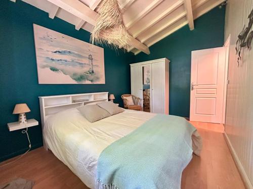 Postel nebo postele na pokoji v ubytování Maison familiale avec piscine au Cap Ferret Gîte chaleureux 5 chambres idéal pour familles avec enfants Proche plages pistes cyclables et forêt Calme confort et nature pour des vacances inoubliables proche Arcachon