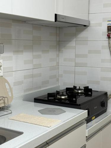 a kitchen with a black stove top in a kitchen at Stay Meomoolda in Seoul