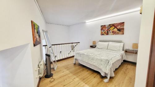 a bedroom with a bed and a painting on the wall at Edificio El Moderno Puerta del Sol in Vigo