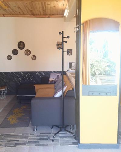 un salon avec un canapé et une fenêtre dans l'établissement Loft LE ROOF, à Bahus-Soubiran