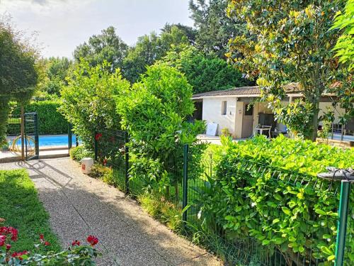 un jardin avec une clôture et une piscine dans l'établissement Villa avec piscine et clim, à Saze