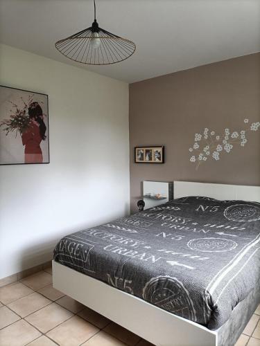 - une chambre avec un lit et une couette noire dans l'établissement Villa avec piscine et clim, à Saze