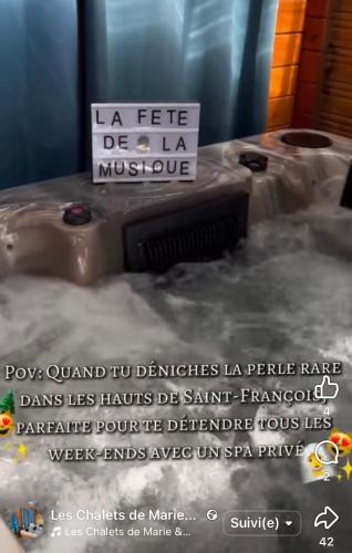 a sign that is on top of a table at Les Chalets de marie 2 - Vue mer, Jacuzzi SPA privatif dans le chalets Sans vis à vis in Saint-Denis