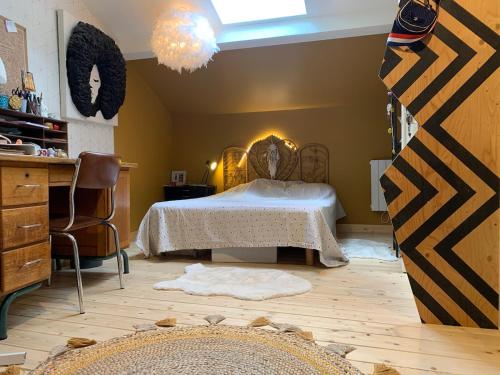 une chambre avec un lit et une table dans une pièce dans l'établissement Maison de charme, City center, green setting, à Lyon