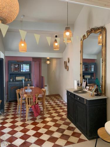 une salle à manger avec une table et un miroir dans l'établissement Maison de charme, City center, green setting, à Lyon