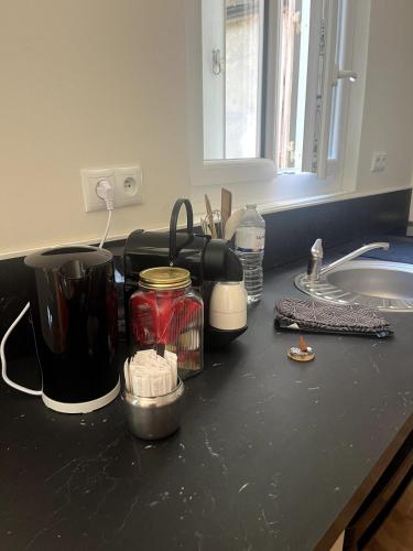 - un comptoir de cuisine avec une cafetière dans l'établissement Petit nid douillet centre-ville, à Montpellier