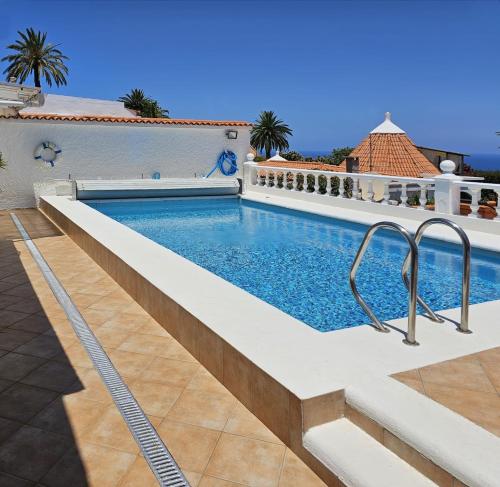 a swimming pool in a house at La Palmita in La Victoria de Acentejo