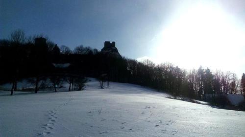 Cabin berg durante el invierno