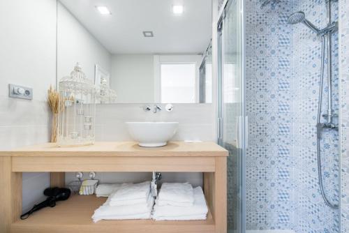 Et badeværelse på Sorolla 105, luxury, beach, free parking, all services, quite neighborhood, SO