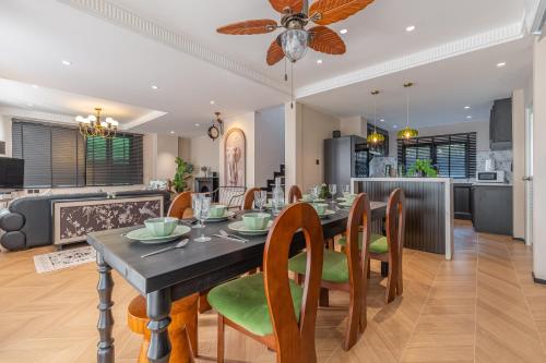 a dining room and kitchen with a table and chairs at Luxury Pool Villa Jomtien-1 Min to Beach in Jomtien Beach