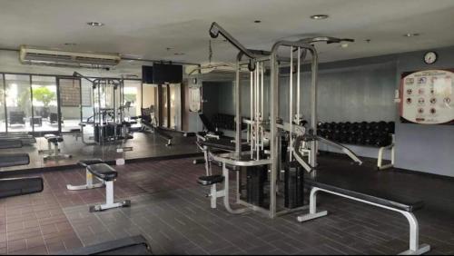 Gimnasio o equipo deportivo en Spacious Studio no balcony in Mosaic Tower with WiFi and Smart TV