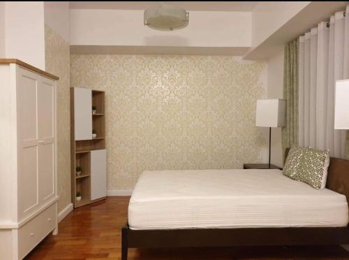 Una cama o camas en una habitación de Spacious Studio no balcony in Mosaic Tower with WiFi and Smart TV