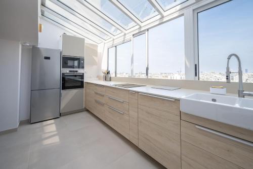 Photo de la galerie de l'établissement Penthouse Horizon Eiffel - Welkeys, à Boulogne-Billancourt