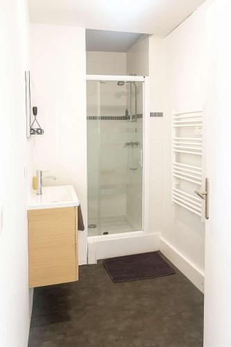 une salle de bain avec douche et lavabo dans l'établissement Le Mans'ardé, au Mans