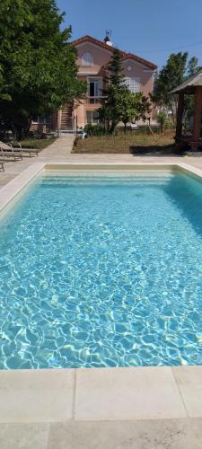 Bazén v ubytování Beautiful Villa with large pool and garden 20 mn from Nice nebo v jeho okolí