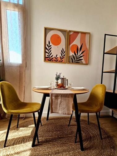 - une table à manger avec 2 chaises et une table dans l'établissement Azura, à Antibes
