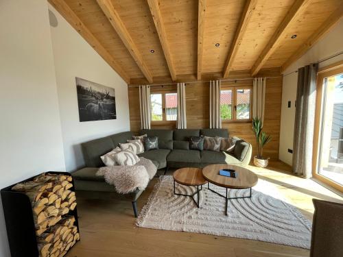 a living room with a couch and a table at Luxus Chalet Zur Resi in Mauth