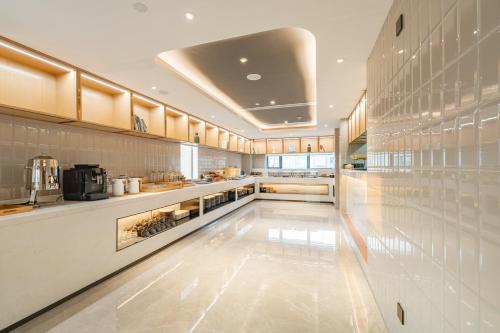 una gran cocina con un gran suelo blanco en Atour Hotel Hangzhou Qianjiang Century Zhenning Road, en Xiaoshan